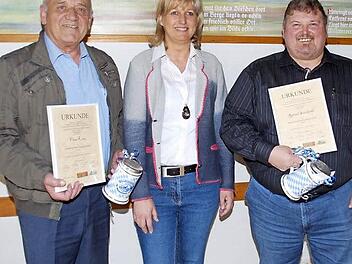 Die Träger des Willmersreuther Treue-Preises, Vitus Karg (links) und Roland Schuberth zusammen mit Vorsitzender Cornelia Krauß. Foto: Karl Klippel