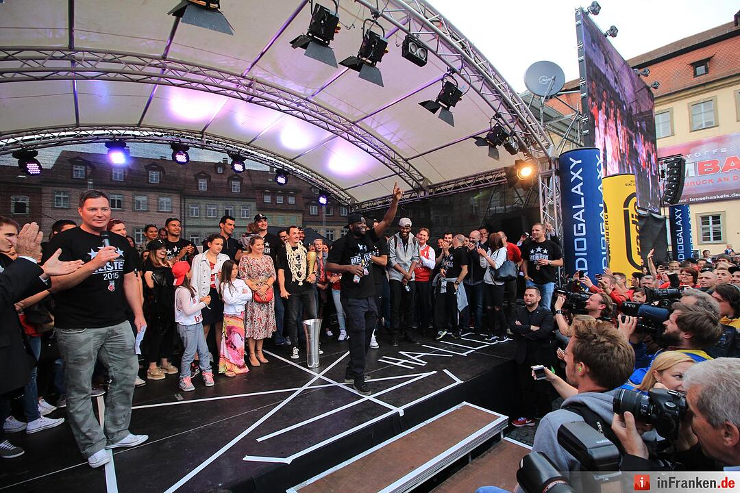 Meister-Party am Maxplatz