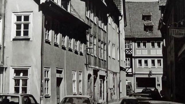 Nicht nur die sanierten Häuser verändern das Aussehen der Metzgergasse. Auch die Umwandlung in einen verkehrsberuhigten Bereich hat hat die Anmutung der Gasse entscheidend beeinflusst.Foto: Archiv