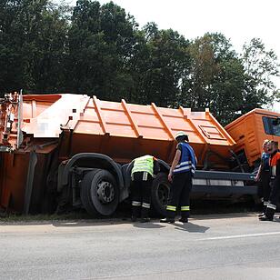 Muellabfuhr kommt von Strasse ab und landet im Graben