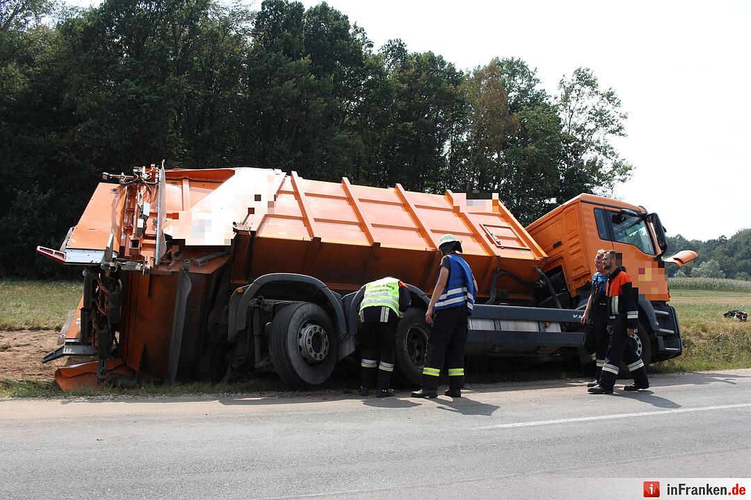 Muellabfuhr kommt von Strasse ab und landet im Graben