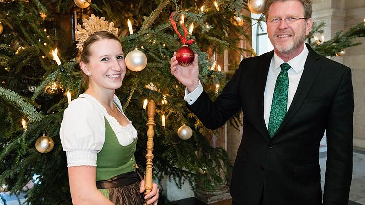 Die bayerische Waldkönigin Anna Maria Oswald und Staatsminister Marcel Huber freuen sich über den stattlichen Christbaum aus dem Landkreis Haßberge. Foto:Rolf Kaul