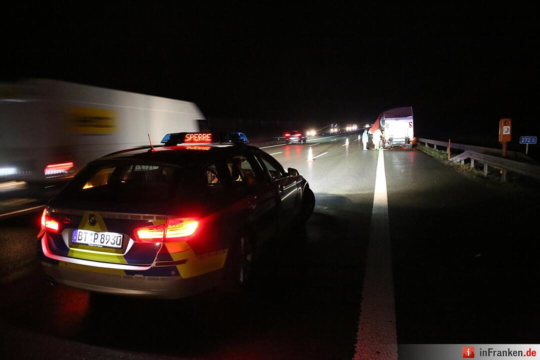 A9 bei Hof: Schwertransporter fährt gegen Pannen-Lkw