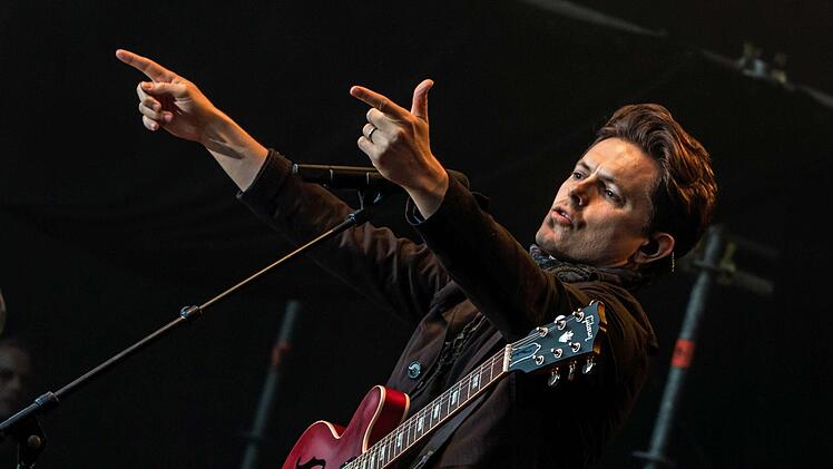 Umjubelter Auftritt: Michael Patrick Kelly fasziniert im ausverkauften Schlosshof von Tambach. Foto: Jochen Berger