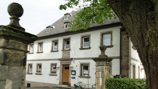 So klein war sie gar nicht, die Schneider'sche Brauerei in Schwarzach. Man lieferte sogar Fassbier nach Th&uuml;ringen und Sachsen. Auch das Wirtshaus mit seiner historischen Fassade ist noch in Betrieb, der "Obere Wirt".Helmut Geiger