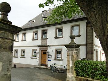 So klein war sie gar nicht, die Schneider'sche Brauerei in Schwarzach. Man lieferte sogar Fassbier nach Thüringen und Sachsen. Auch das Wirtshaus mit seiner historischen Fassade ist noch in Betrieb, der "Obere Wirt".Helmut Geiger
