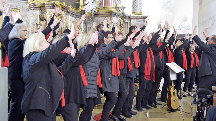 Der Chor wusste die Gottesdienstbesucher in der Basilika zu begeistern.  Foto: Andreas Welz