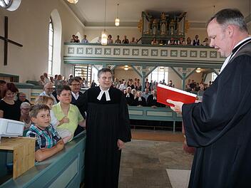 Die Formale Entpflichtung und Verabschiedung von Pfarrer Carsten Friedel  (links) mit Frau Nicole und den Kindern Clemens und Lisa-Marie nahm Dekan Till Roth (rechts) vor. Foto: Marion Eckert