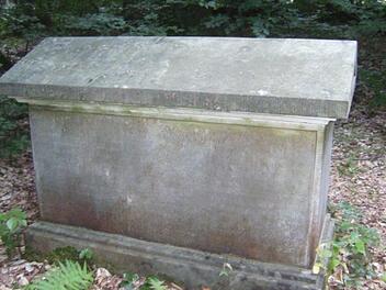 Das Weinreichsgrab von der Seite. Foto: Erich Olbrich