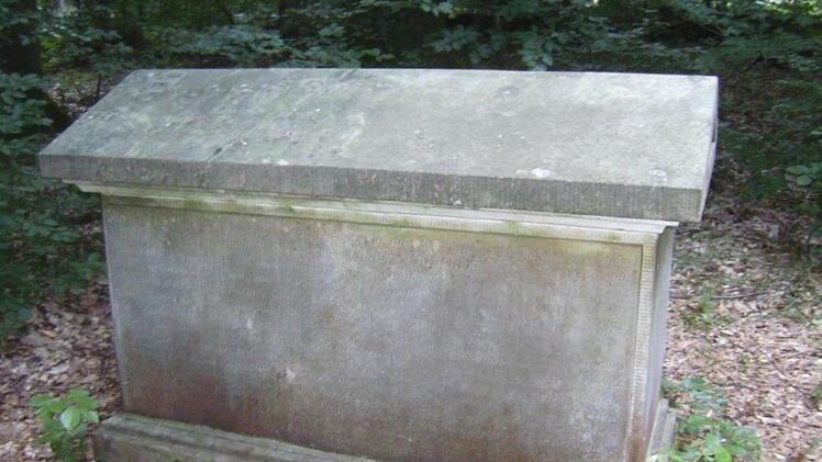 Das Weinreichsgrab von der Seite. Foto: Erich Olbrich