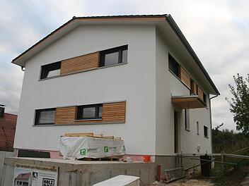 In Holz- und Lehmbauweise  wird dieses Haus in Hallerndorf  gebaut. Der Neubau ist noch nicht ganz fertiggestellt,  Foto: Sylvia Hubele