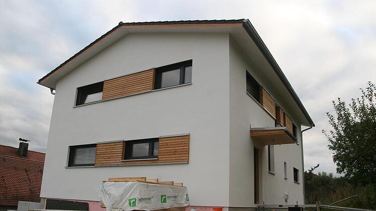 In Holz- und Lehmbauweise  wird dieses Haus in Hallerndorf  gebaut. Der Neubau ist noch nicht ganz fertiggestellt,  Foto: Sylvia Hubele