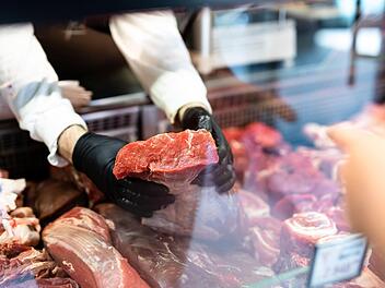 Die Fleischerei-Mitarbeiter einer Edeka-Filiale trugen T-Shirts, auf denen ein Hitlerzitat zu lesen war. Symbolfoto: hedgehog94/Adobe Stock