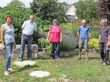 Bei der Verabschiedung (v. l.): Rositta Erlwein, Andreas Rösch, Michaela Engelhardt (Vorsitzende), Harald Friedel und Ludwig Erlwein  Foto: Landratsamt Forchheim