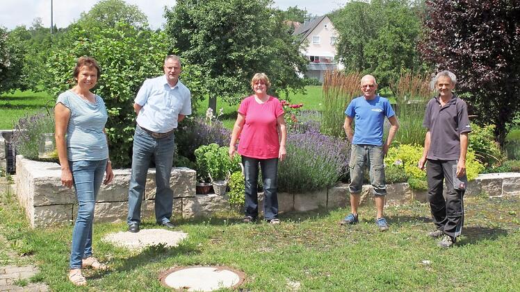Bei der Verabschiedung (v. l.): Rositta Erlwein, Andreas Rösch, Michaela Engelhardt (Vorsitzende), Harald Friedel und Ludwig Erlwein  Foto: Landratsamt Forchheim