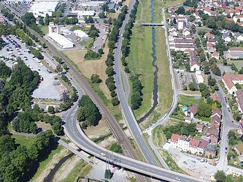 Der Weiße Main (in diesem Bereich die neu gestaltete Flutmulde) trennt den Stadtteil Blaich (rechts) von der Innenstadt. Foto: Michael Stocker/Wasserwirtschaftsamt Hof