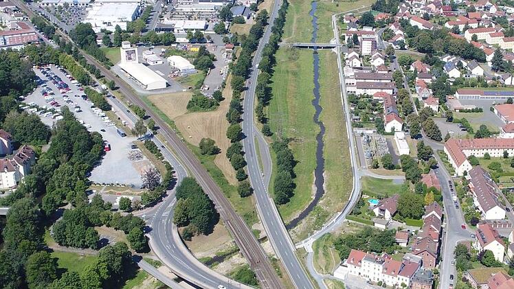 Der Weiße Main (in diesem Bereich die neu gestaltete Flutmulde) trennt den Stadtteil Blaich (rechts) von der Innenstadt. Foto: Michael Stocker/Wasserwirtschaftsamt Hof