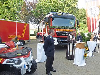 Die neuen Fahrzeuge &ndash; links das Quad, in der Mitte der Anh&auml;nger und rechts das L&ouml;schgruppenfahrzeug &ndash; wurden gesegnet. Mit im Bild Kommandant Marcel Zweck (l.), Pater Ludwig und Vorsitzende Elisa Eglseer-Bogner sowie der Fahnentr&auml;ger.