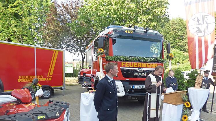 Die neuen Fahrzeuge &ndash; links das Quad, in der Mitte der Anh&auml;nger und rechts das L&ouml;schgruppenfahrzeug &ndash; wurden gesegnet. Mit im Bild Kommandant Marcel Zweck (l.), Pater Ludwig und Vorsitzende Elisa Eglseer-Bogner sowie der Fahnentr&auml;ger.