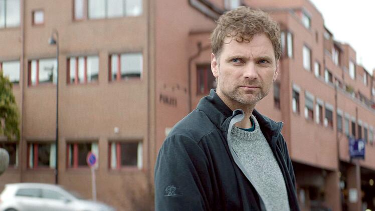 Stein Kvammen (Morten Svartveit) leitete 2017 die Ermittlungen im Mordfall Tone. Schnell überführte er ihren Ex-Freund Daniel, der seitdem im Gefängnis sitzt. Dass Wisting neue Hinweise hat und seine Ermittlungen infrage stellt, stößt ihm sauer auf.