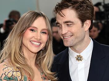 Suki Waterhouse, hier mit ihrem Verlobten Robert Pattinson, musste wegen einer zu engen Hose ins Krankenhaus.