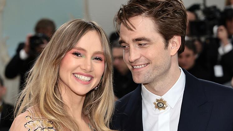 Suki Waterhouse, hier mit ihrem Verlobten Robert Pattinson, musste wegen einer zu engen Hose ins Krankenhaus.