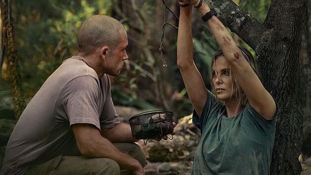 F&uuml;r ihn ist es ein Spiel, f&uuml;r sie der Kampf ums &Uuml;berleben: Ben (Taron Egerton) macht Sasha (Charlize Theron) einen Kletterausflug zur H&ouml;lle.