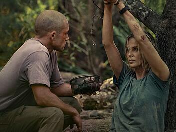 F&uuml;r ihn ist es ein Spiel, f&uuml;r sie der Kampf ums &Uuml;berleben: Ben (Taron Egerton) macht Sasha (Charlize Theron) einen Kletterausflug zur H&ouml;lle.