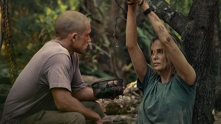 F&uuml;r ihn ist es ein Spiel, f&uuml;r sie der Kampf ums &Uuml;berleben: Ben (Taron Egerton) macht Sasha (Charlize Theron) einen Kletterausflug zur H&ouml;lle.