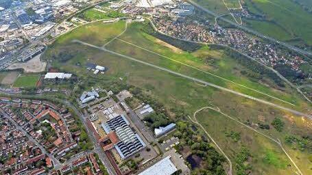 Landebahn und Rollfeld aus der Vogelperspektive. Links im Bild: die Gartenstadt, oben Kramersfeld.  Foto: Ronald RInklef