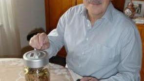 Klaus Motschenbacher, der Kämmerer des Landkreises, mit seiner Spardose mit Zählwerk Foto: Anna Motschenbacher