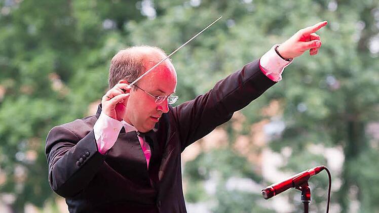 Impressionen vom Coburger Klassik-Open-Air im Rosengarten: Roland Kluttig dirigiert.Foto: Albert Höchstädter