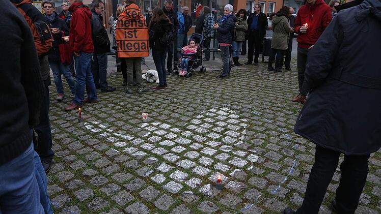 Lichterkette in Adelsdorf gegen Krieg und Gewalt. Foto: Barbara Herbst