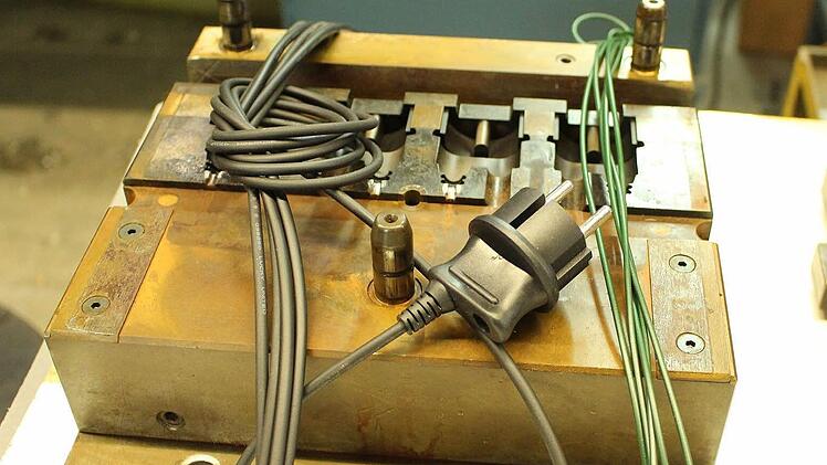 Sogar die Stecker der Lichterketten fertigt Hellum noch selbst. Foto: Ulrike Nauer
