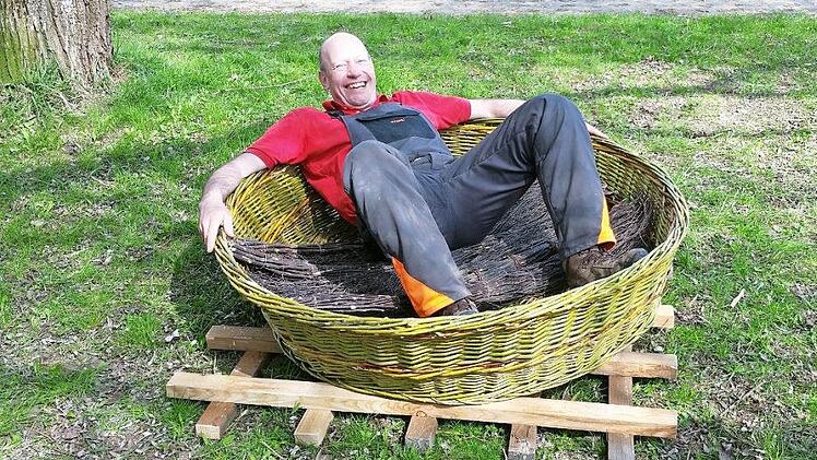 Jürgen Suckfüll aus Wonfurt, der mit großem Engagement den Aufbau eines Storchennestes in Wonfurt vorantrieb, fühlt sich in dem Weidenkorb mit 1,20 Meter Durchmesser sichtlich wohl.