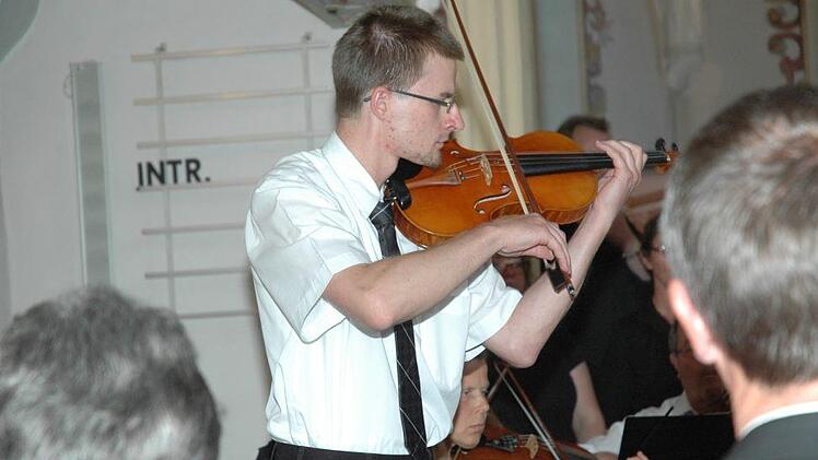 Das Kammerorchester und der Kammerchor Sonneberg bereicherten den Gottesdienst am Johannistag. Foto: Edwin Meißinger
