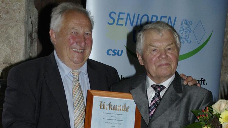 Vorsitzender Reiner Reuß (l.) dankte seinem Vorgänger Peter Klaje und ernannte ihn zum Ehrenvorsitzenden.