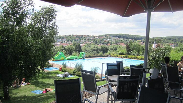 Dem neuen Versorgungsgebäude wurde ein Kiosk mit Terrasse hinzugefügt. Hier können die Freibadbesucher im Schatten eine Erfrischung genießen mit Blick auf das Wasser. Im Herbst soll die Umrandung des Beckens erneuert werden. Foto: Hartmut Hessel