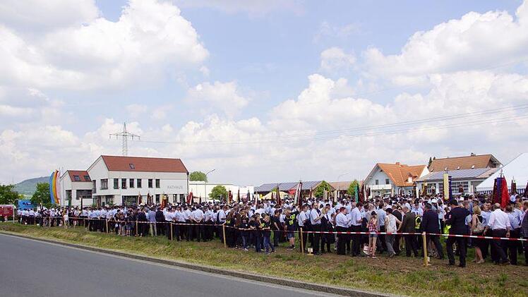 Durchdachte Planung: Der Teil des Festgel&auml;ndes, der nicht von Festzelt und Schaustellerbuden in Anspruch genommen wurde, reichte gerade eben aus f&uuml;r die Aufstellung der 136 zum Start des feierlichen Festumzuges.Mario Deller