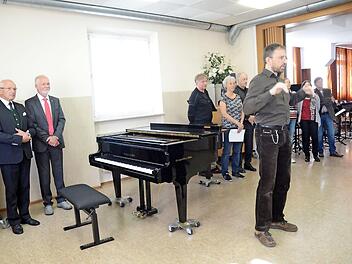 Bezirkstagspräsident Günther Denzler (links) beim Abschiedsbesuch an der Berufsfachschule für Musik, wo ihm Schüler und Lehrkräfte ein kleines Konzert widmeten. Foto: Karl-Heinz Hofmann