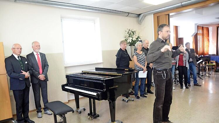 Bezirkstagspräsident Günther Denzler (links) beim Abschiedsbesuch an der Berufsfachschule für Musik, wo ihm Schüler und Lehrkräfte ein kleines Konzert widmeten. Foto: Karl-Heinz Hofmann