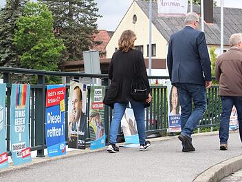 An vielen Menschen - wie hier symbolisch dargestellt in Ebern - ging die Werbung für die Europawahl achtlos vorüber. Und doch waren die Nichtwähler diesmal in der Minderheit. Mehr als 60 Prozent der Menschen im Landkreis Haßberge gingen zur Wahl. Fotos: Eckehard Kiesewetter