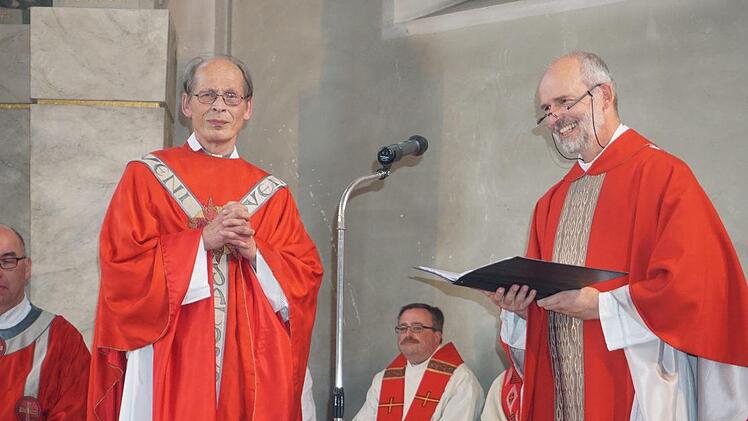Dekan Armin Haas (Dekanat Hammelburg) verlas die Ernennungsurkunde des  Bischofs für Pfarrer Hans Thurn (links).Marion Eckert