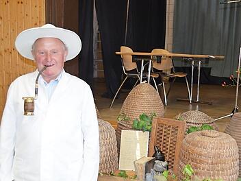 Imker und Gründungsmitglied Heinz Harthan beleuchtete die 50 Jahre des Imkervereins.  Foto: Thomas Micheel
