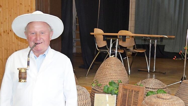 Imker und Gründungsmitglied Heinz Harthan beleuchtete die 50 Jahre des Imkervereins.  Foto: Thomas Micheel