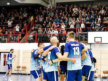 Die Eltmanner Volleyballer feiern zusammen mit ihren Fans ihren glatten 3:0-Sieg über Bühl kurz vor Weihnachten in ihrer neuen alten Heimat, der Georg-Schäfer-Halle.Daniel Löb