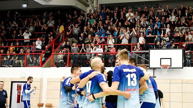 Die Eltmanner Volleyballer feiern zusammen mit ihren Fans ihren glatten 3:0-Sieg über Bühl kurz vor Weihnachten in ihrer neuen alten Heimat, der Georg-Schäfer-Halle.Daniel Löb