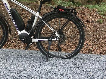 Vor allem für Mountainbiker wird es auf derart geschotterten Waldwegen schnell gefährlich. Foto: Cornelia Helfricht