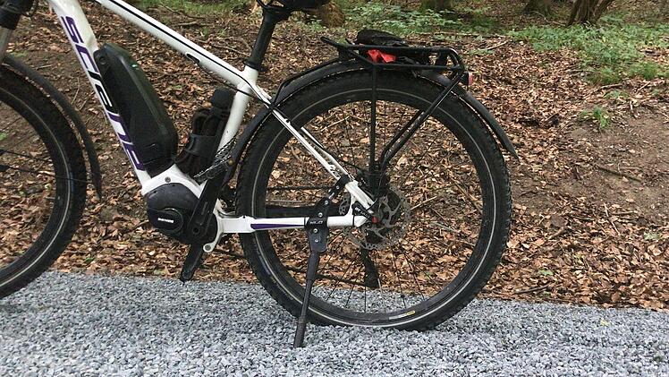 Vor allem für Mountainbiker wird es auf derart geschotterten Waldwegen schnell gefährlich. Foto: Cornelia Helfricht