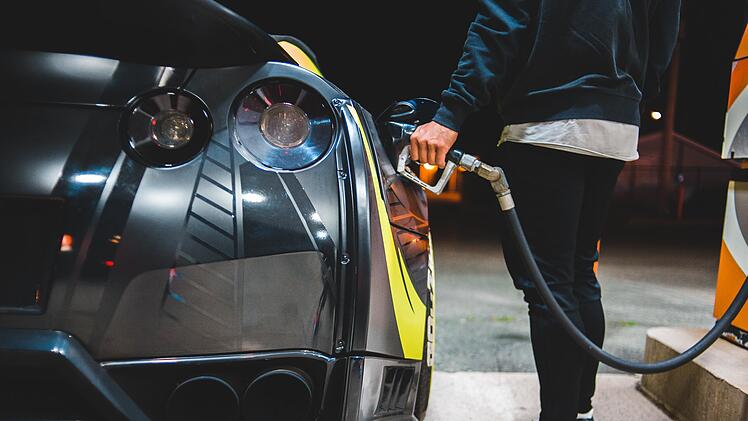 Handy an der Tankstelle